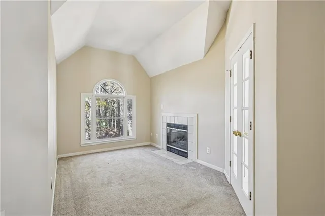 a view of a livingroom with washer and dryer