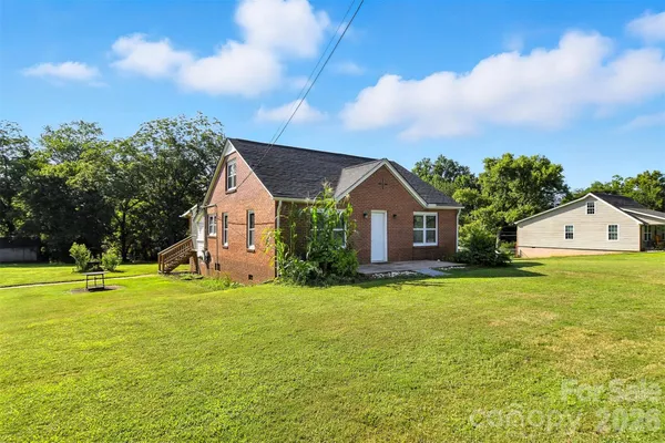 a view of a house with a yard