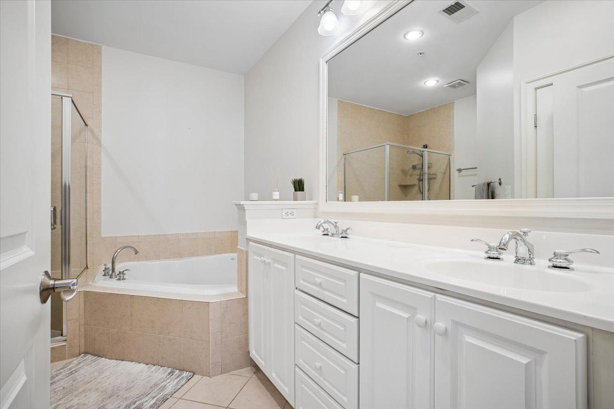 412 Pendleton Street Alexandria, VA 22314 - Photo 26 of 48 Double Vanity and Soaking Tub