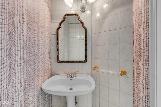 $655,000 | 958 Tamarack Cir N Drive, Indianapolis, IN 46260