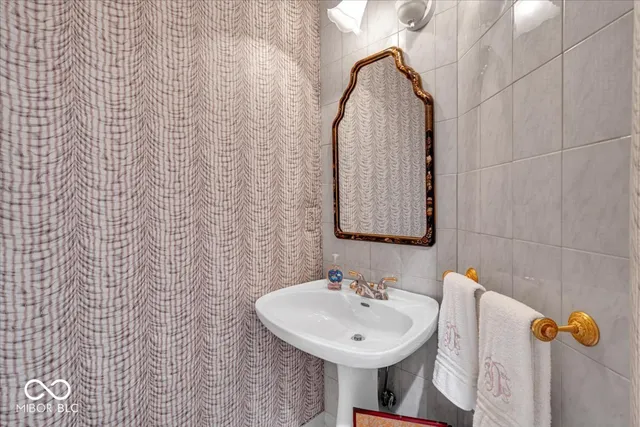 $655,000 | 958 Tamarack Cir N Drive, Indianapolis, IN 46260