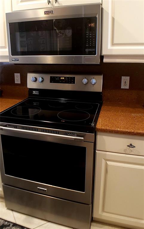 5662 Whitehead Street Bradenton, FL 34203 - Photo 23 of 51 a stove top oven sitting inside of a kitchen