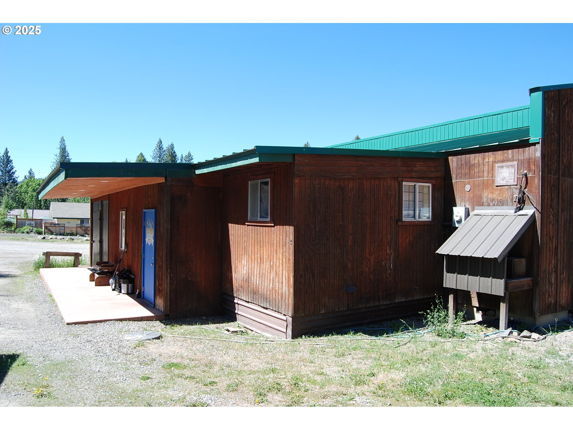 150 Mill Street Sumpter, OR 97877 - Photo 4 of 47 a backyard of a house with table and chairs