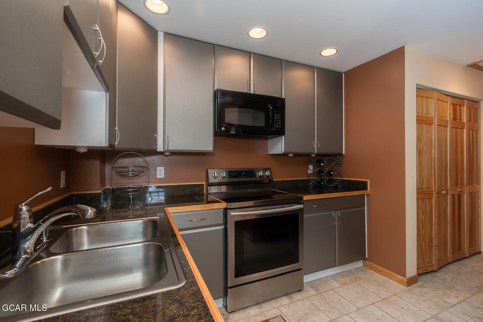 813 Ermine Lane Fraser, CO 80442 - Photo 19 of 35 Kitchen 5