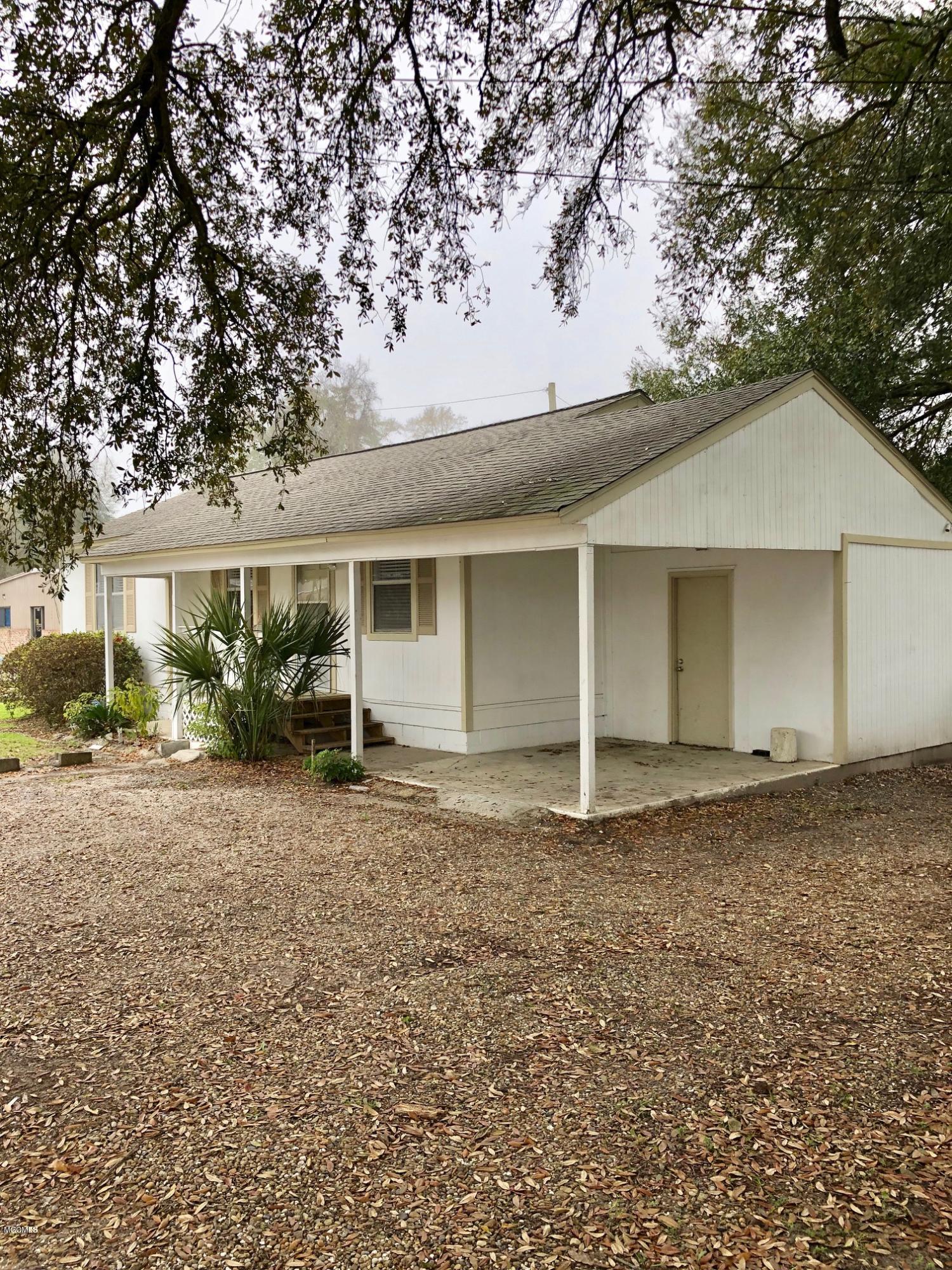 1934 Pass Road Biloxi, MS 39531 - Photo 4 of 15 IMG_4170