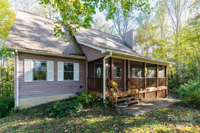a view of a house with backyard