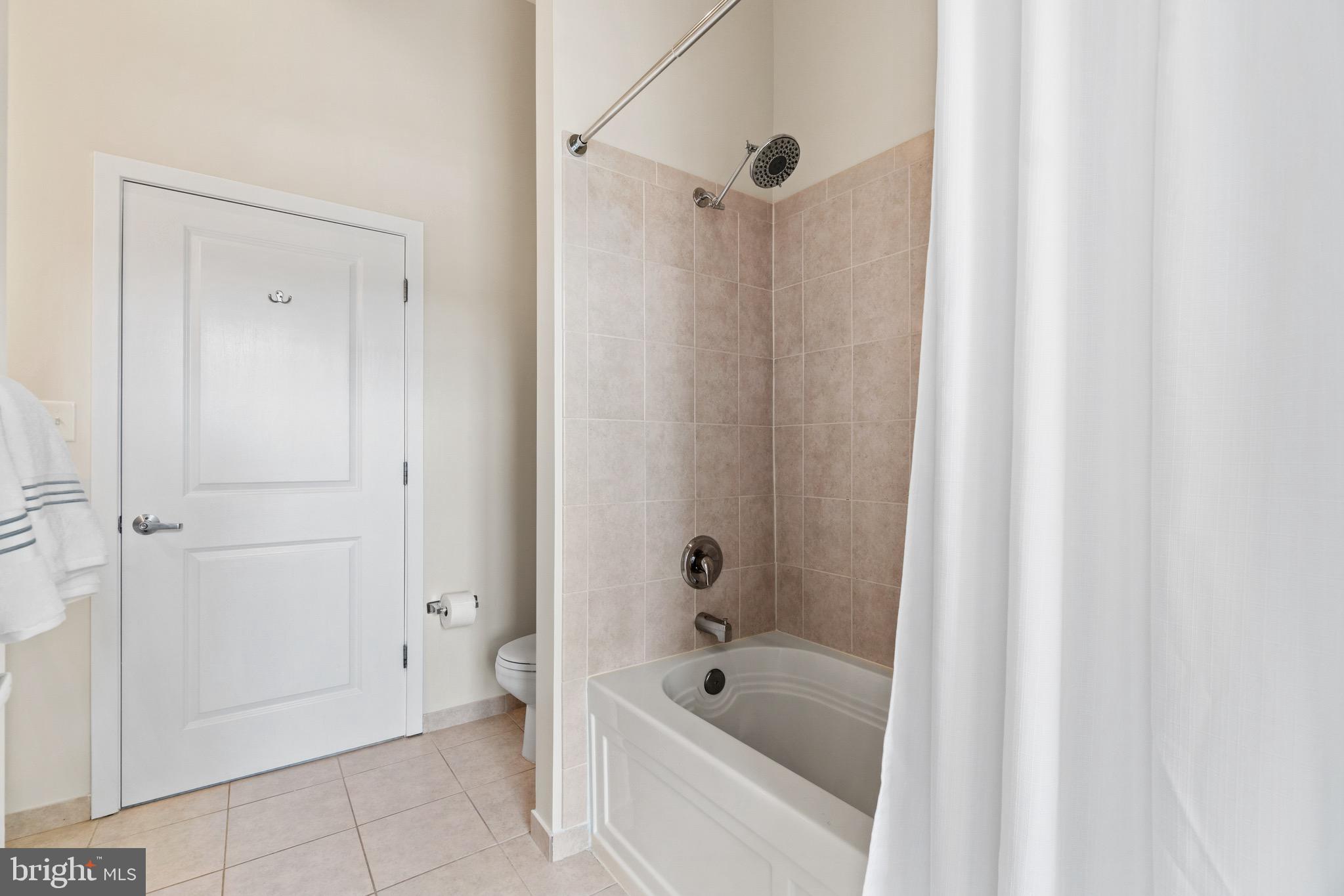 181 East Reed Avenue, Unit 407 Alexandria, VA 22305 - Photo 24 of 33 Bathroom