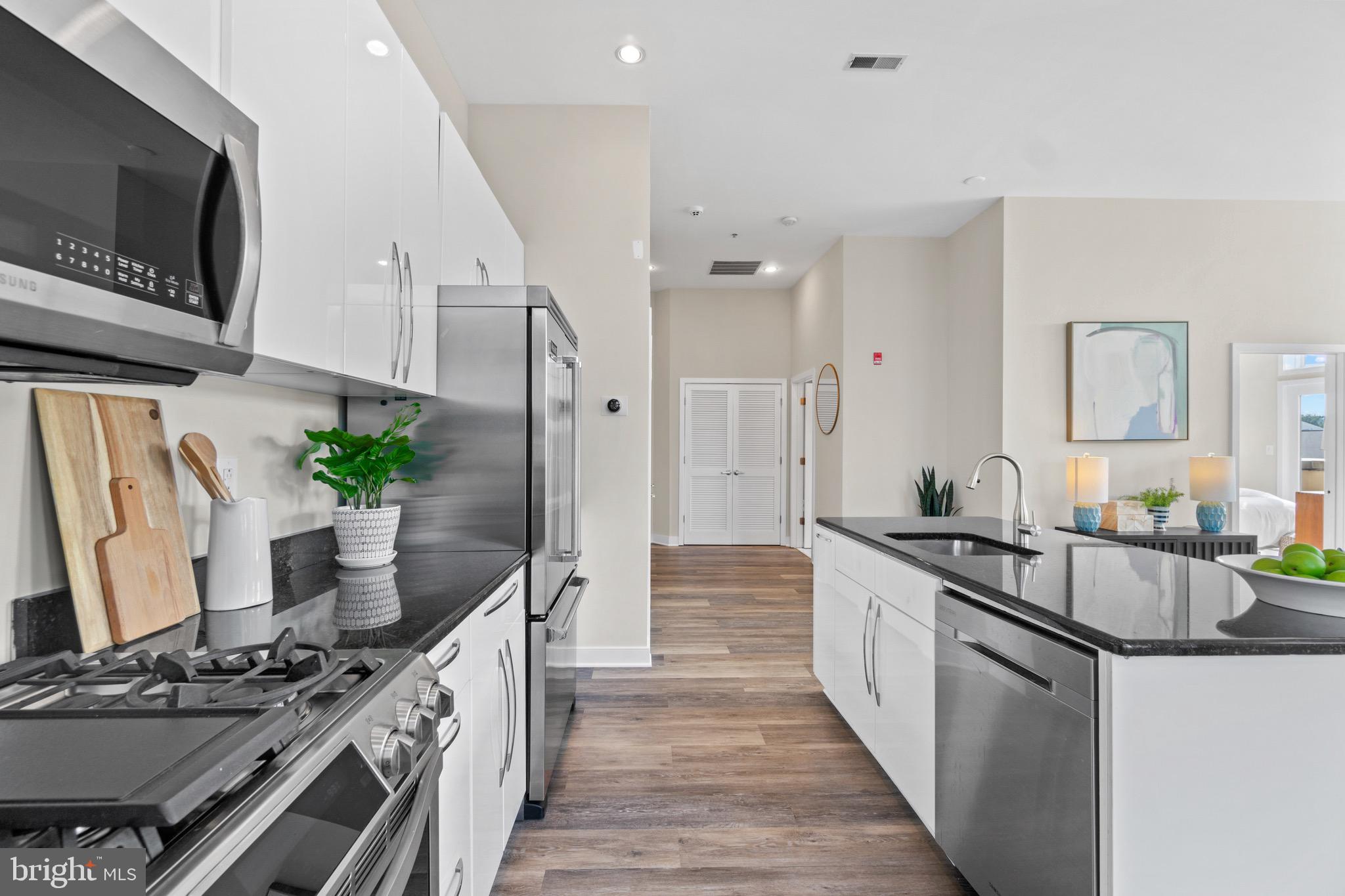 181 East Reed Avenue, Unit 407 Alexandria, VA 22305 - Photo 6 of 33 Kitchen
