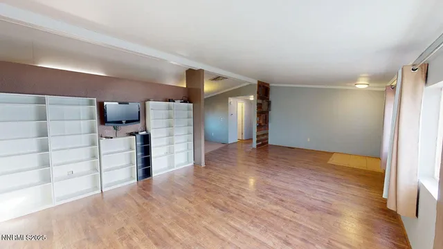 a view of a livingroom with a workspace