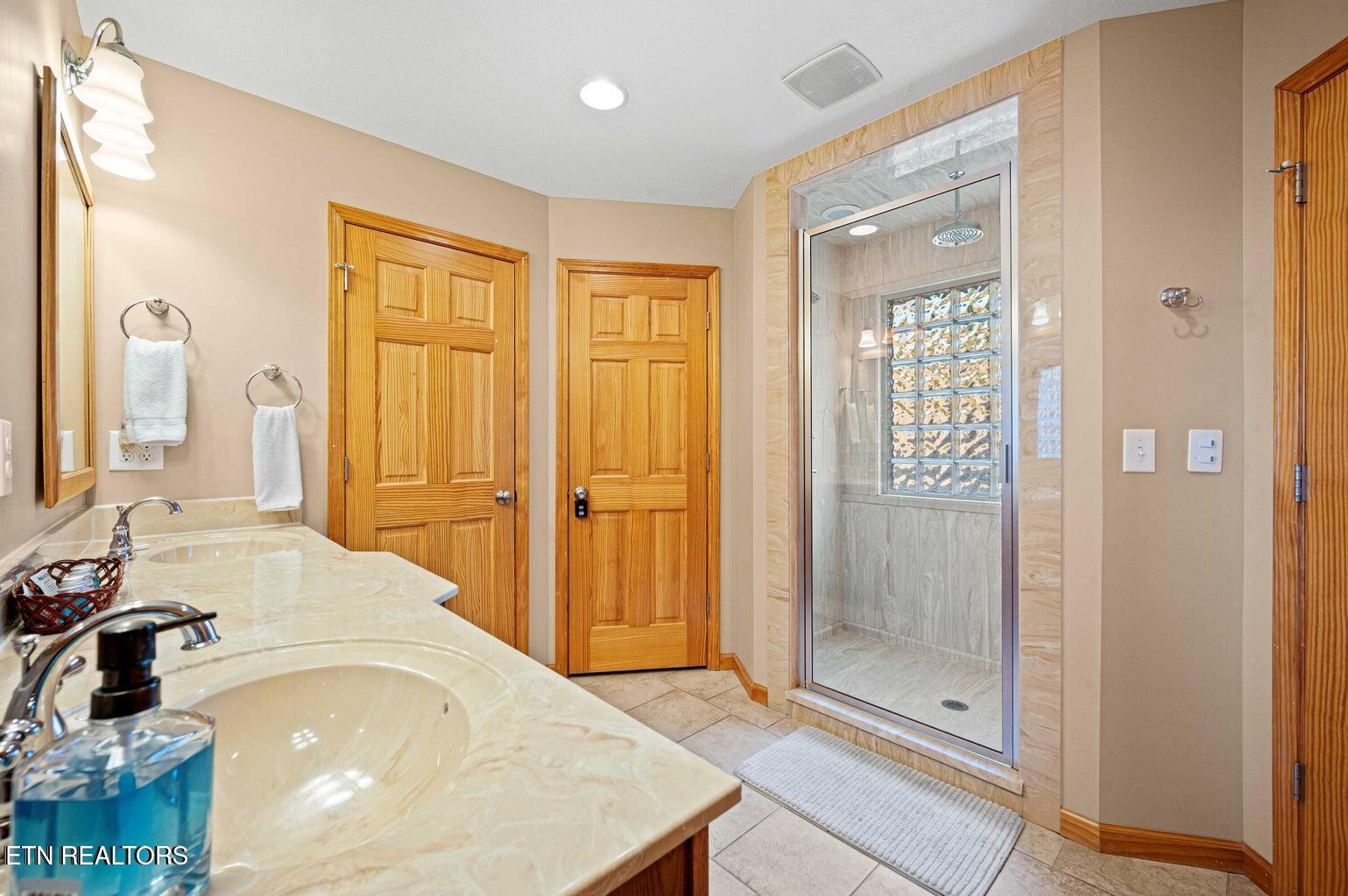 836 Sandra Way Kodak, TN 37764 - Photo 23 of 49 23_primary bathroom on main level