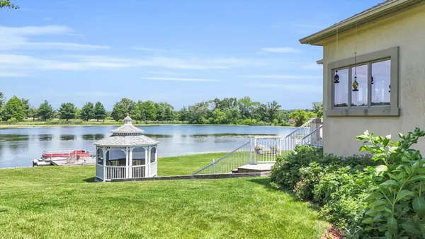 $1,100,000 | 401 M 2425 North, Mahomet, IL 61853