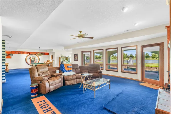 $1,100,000 | 401 M 2425 North, Mahomet, IL 61853