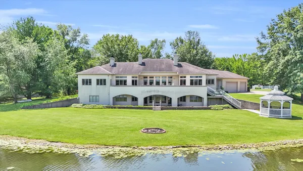 $1,100,000 | 401 M 2425 North, Mahomet, IL 61853