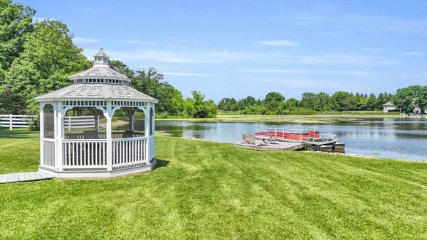 $1,100,000 | 401 M 2425 North, Mahomet, IL 61853