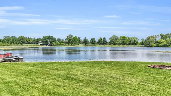 $1,100,000 | 401 M 2425 North, Mahomet, IL 61853