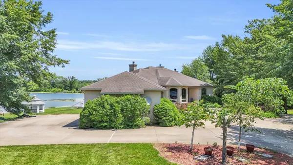 $1,100,000 | 401 M 2425 North, Mahomet, IL 61853