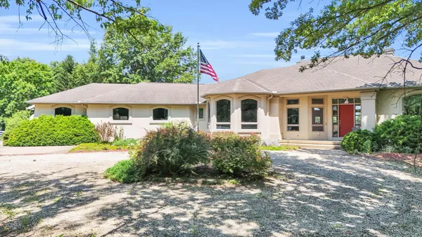 $1,100,000 | 401 M 2425 North, Mahomet, IL 61853