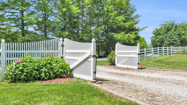 $1,100,000 | 401 M 2425 North, Mahomet, IL 61853