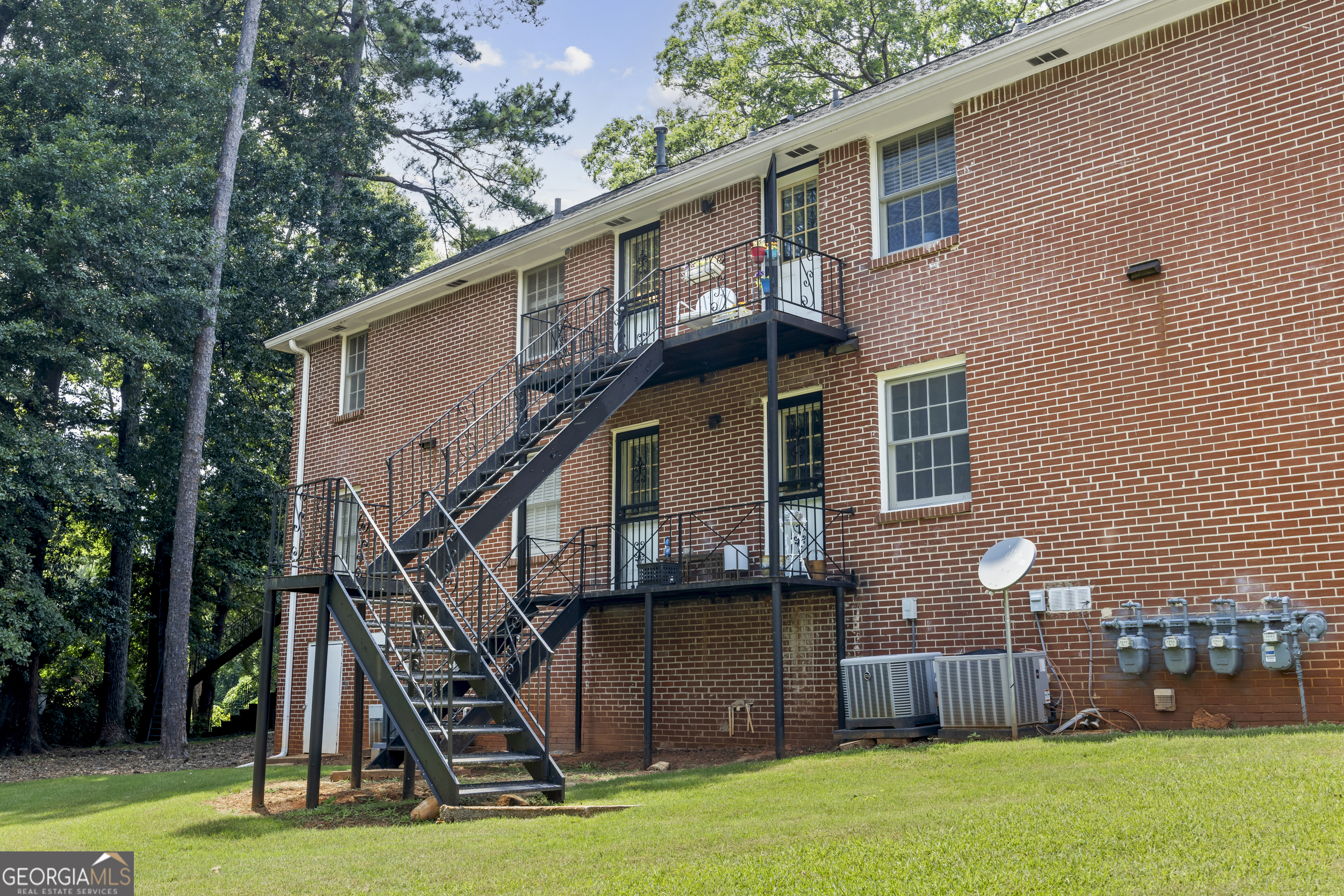 135 Hill Street, Unit 22 Decatur, GA 30030 - Photo 5 of 36 a front view of house with yard and green space