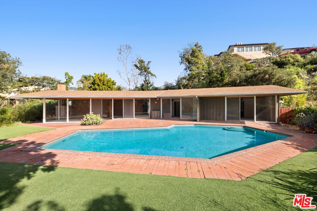 590 North Tigertail Road Los Angeles, CA 90049 - Photo 13 of 16