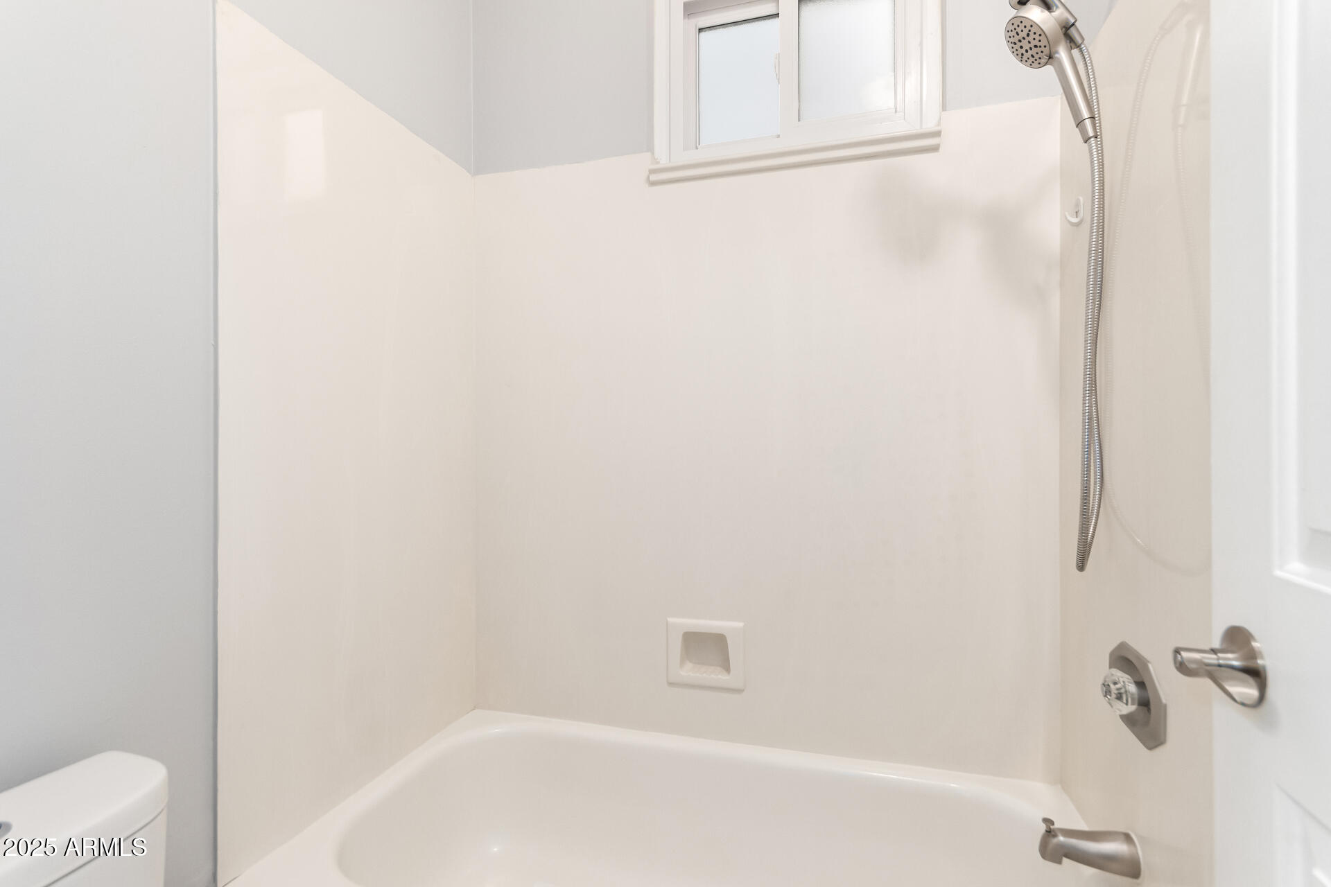 518 South Pueblo Street Gilbert, AZ 85233 - Photo 33 of 50 a bathroom with a bathtub