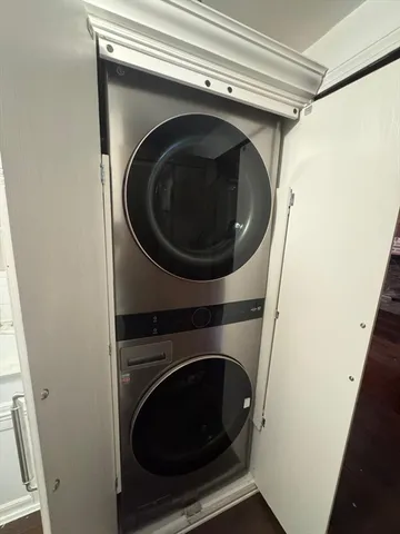 a close up view of a washer and dryer