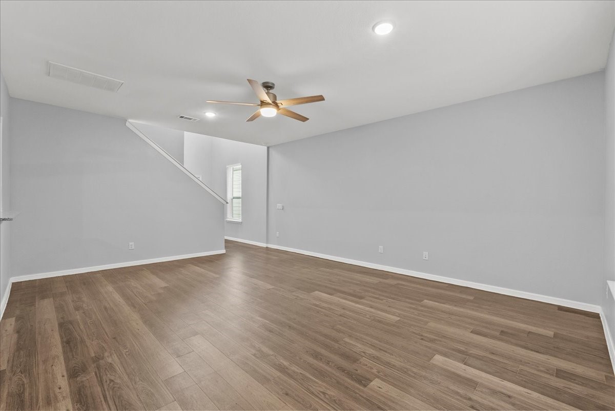 10243 Gates Ml Road Houston, TX 77034 - Photo 6 of 32 View the living room towards the entryway.