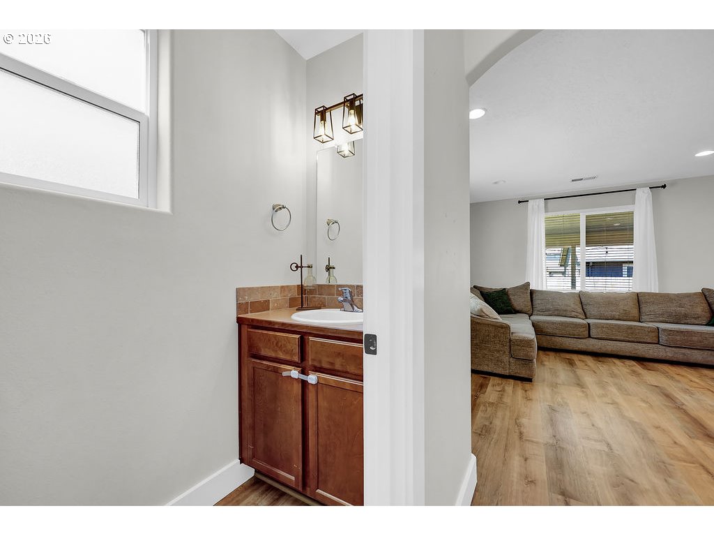 24969 Perkins Road Veneta, OR 97487 - Photo 16 of 28 Bathroom