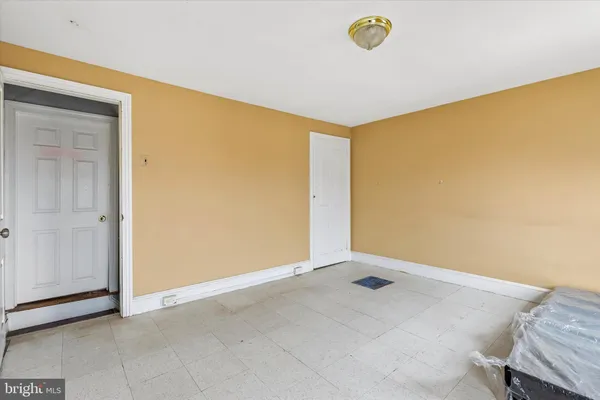 a view of a livingroom with closet