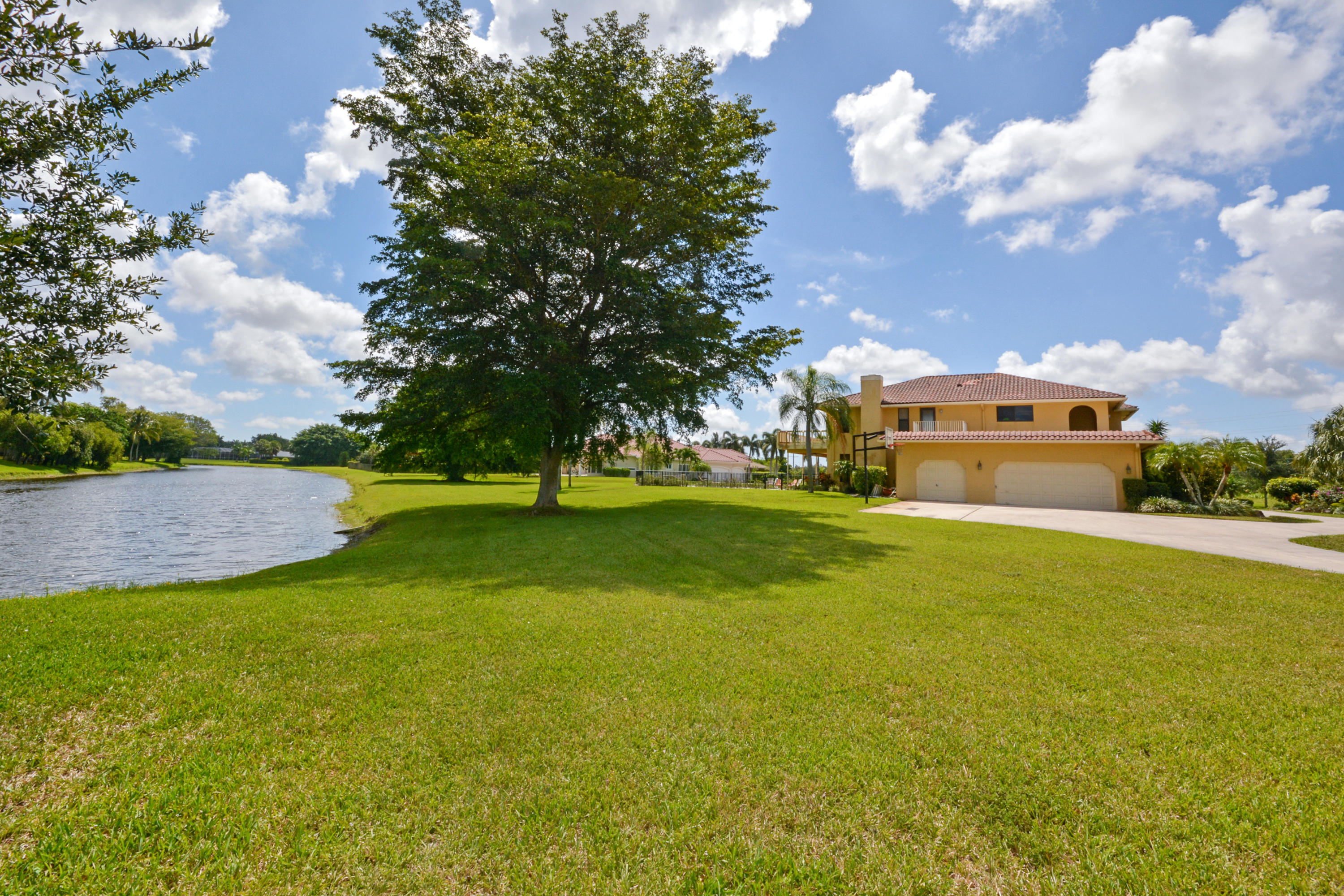 10505 Avenida Del Rio Delray Beach, FL 33446 - Photo 3 of 32 side yard