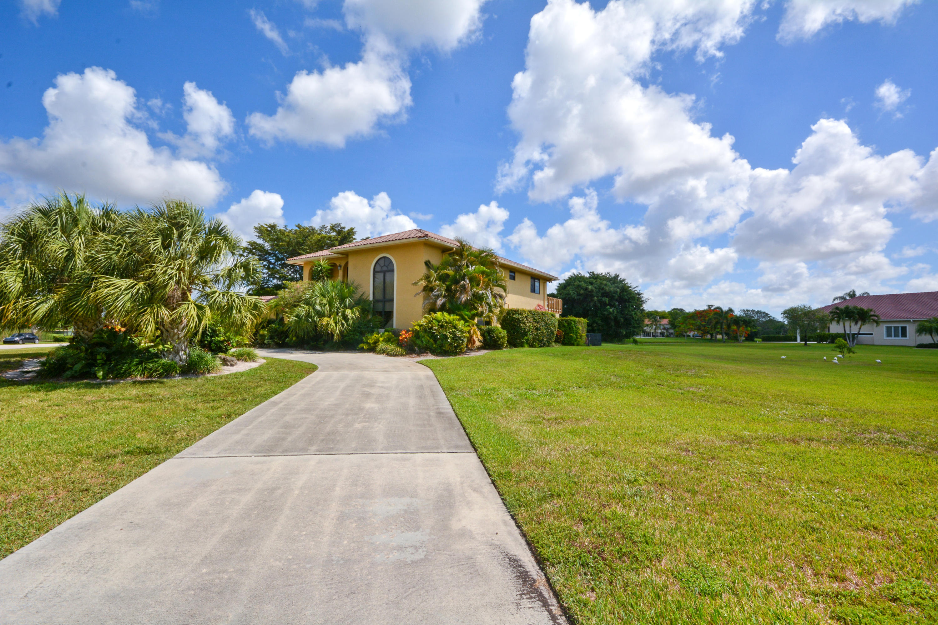 10505 Avenida Del Rio Delray Beach, FL 33446 - Photo 4 of 32 side yard