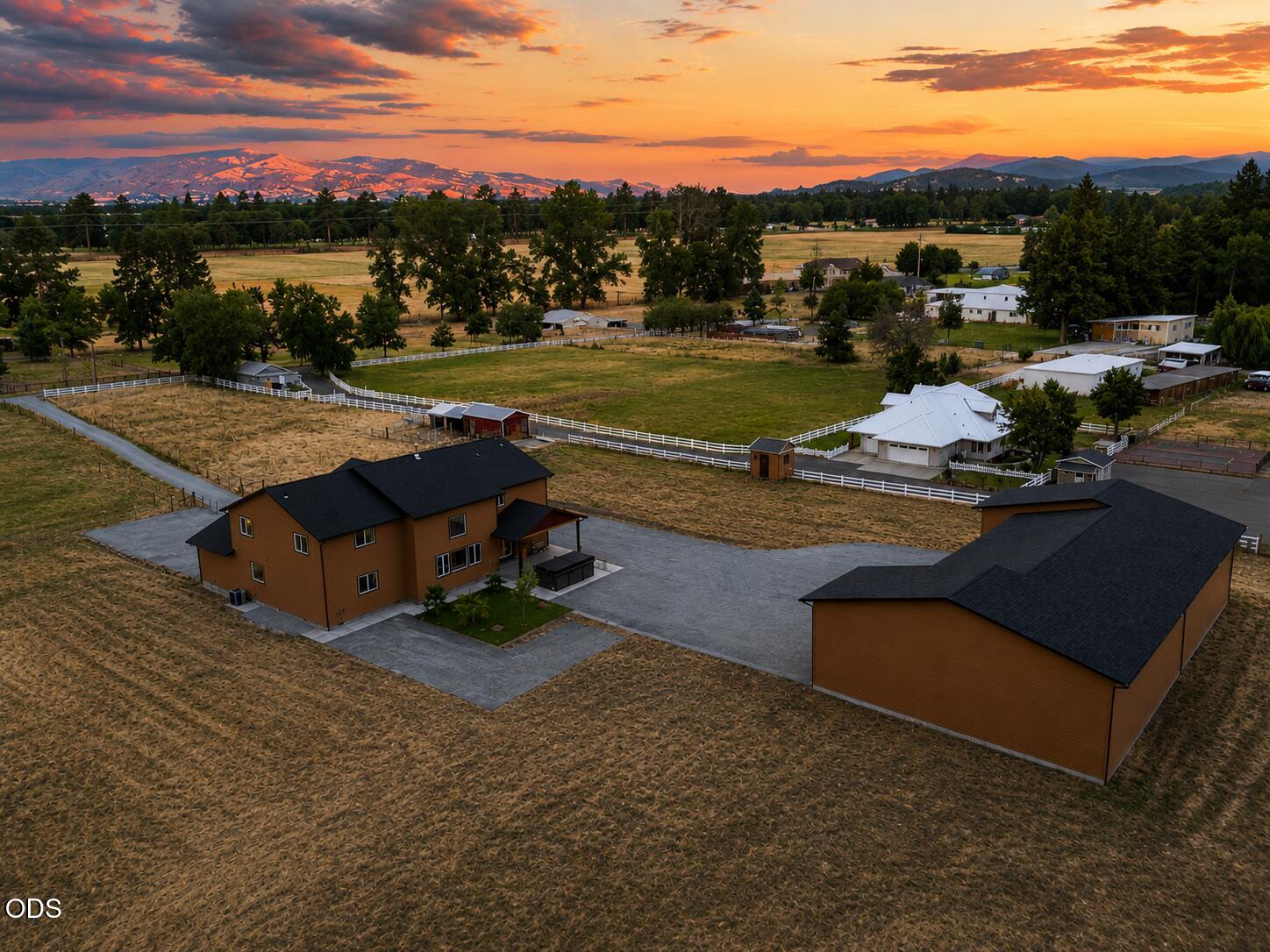 1213 Casino Road Medford, OR 97501 - Photo 5 of 77