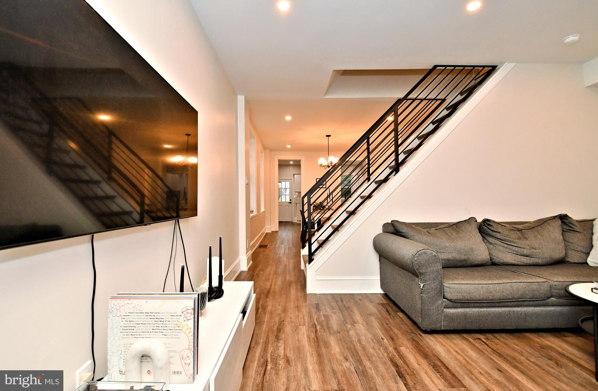 4653 Sheldon Street Philadelphia, PA 19127 - Photo 5 of 38 Living room