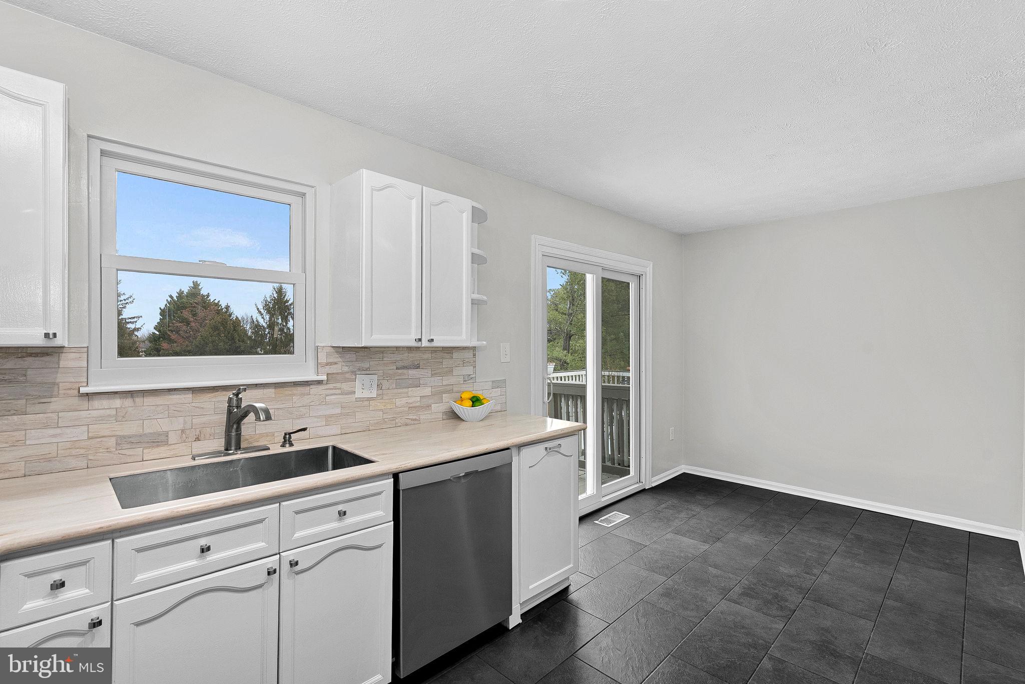 20718 Apollo Terrace Ashburn, VA 20147 - Photo 10 of 44 Eat in Kitchen Space