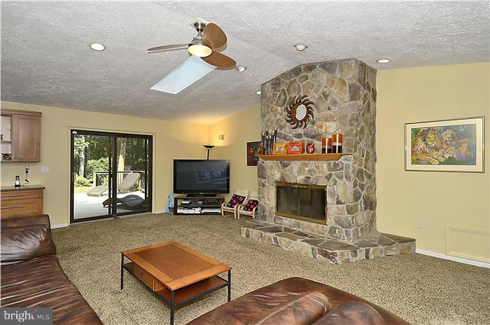 8811 Warfield Road Gaithersburg, MD 20882 - Photo 15 of 30 Family Room