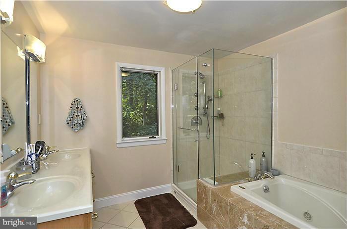 8811 Warfield Road Gaithersburg, MD 20882 - Photo 19 of 30 Bath (Master)