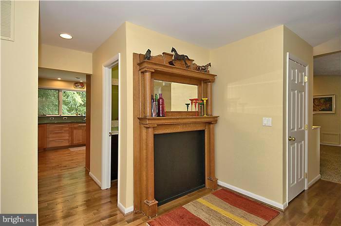 8811 Warfield Road Gaithersburg, MD 20882 - Photo 6 of 30 Foyer