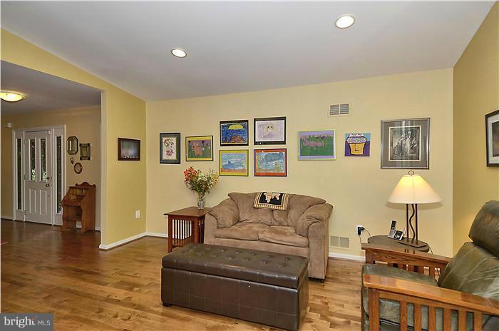 8811 Warfield Road Gaithersburg, MD 20882 - Photo 7 of 30 Living Room