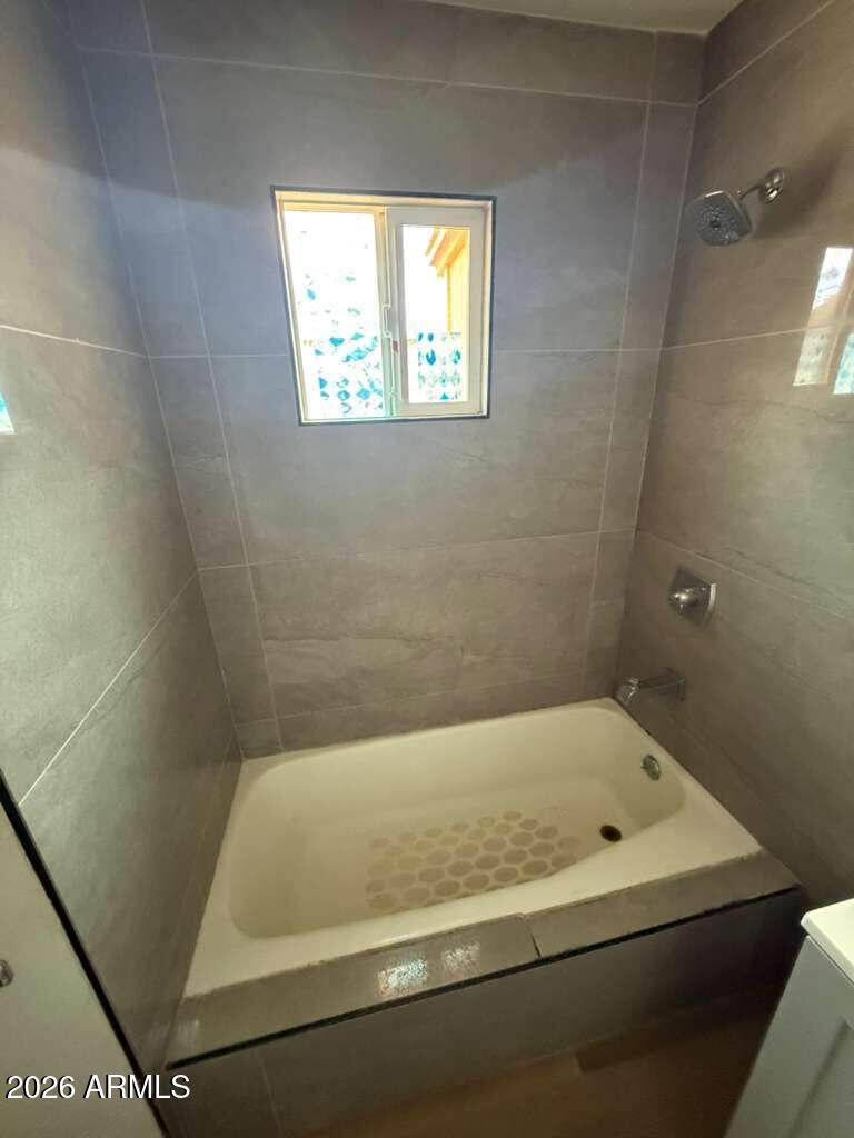 1258 East 15th Street Douglas, AZ 85607 - Photo 10 of 15 a bathroom with a bathtub