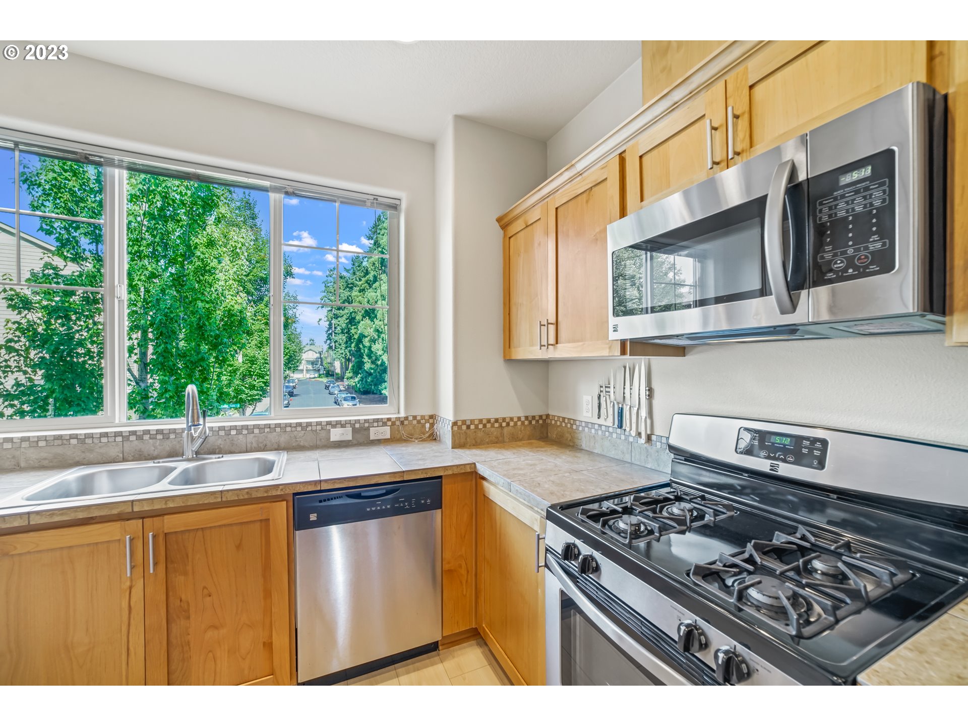 10595 Northeast Cedar Falls Loop Hillsboro, OR 97006 - Photo 11 of 27 a kitchen with a stove a sink and a microwave