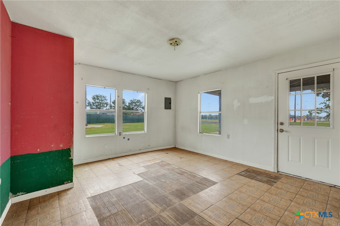 517 South Center Street Marion, TX 78124 - Photo 7 of 21