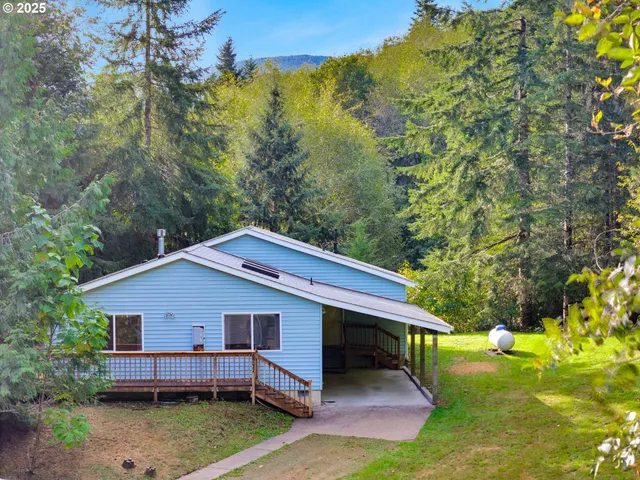 a view of a house with a yard