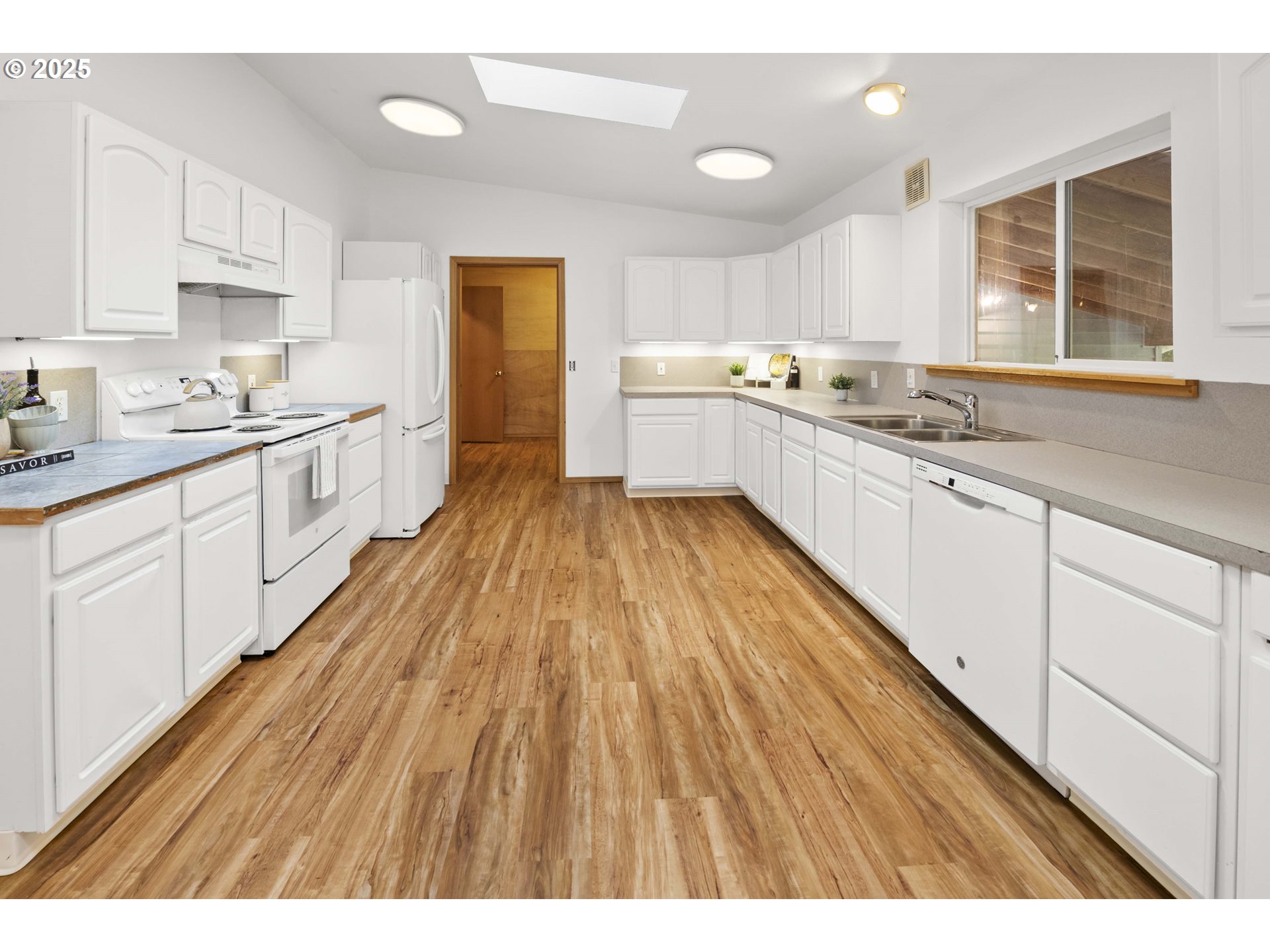 89022 Welch Road Astoria, OR 97103 - Photo 13 of 42 a large kitchen with a lot of counter space and wooden floor