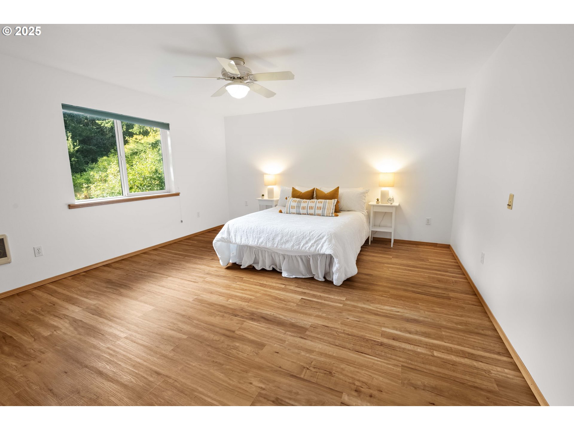 89022 Welch Road Astoria, OR 97103 - Photo 24 of 42 a bedroom with a bed and a lamp