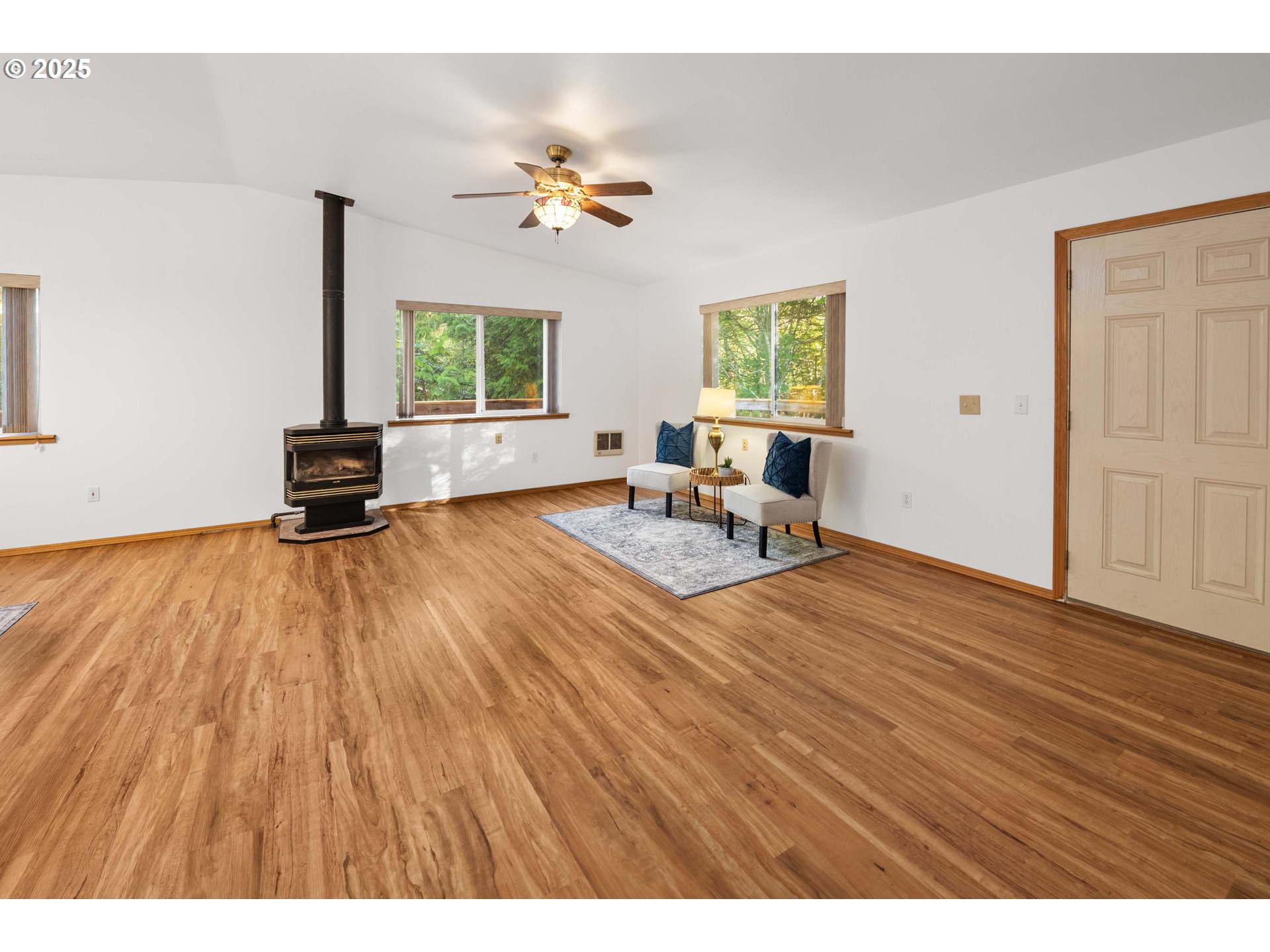 89022 Welch Road Astoria, OR 97103 - Photo 7 of 42 a living room with furniture and a window