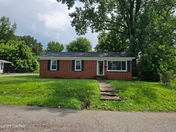 a view of a house with backyard and garden