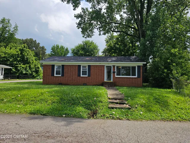a view of a house with backyard and garden