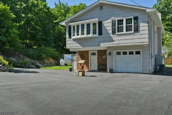 $549,999 | 121 Leland Trail, Hopatcong, NJ 07843