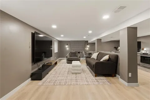 $439,000 | 927 West 20th Terrace, Lawrence, KS 66046