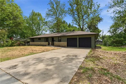 $439,000 | 927 West 20th Terrace, Lawrence, KS 66046